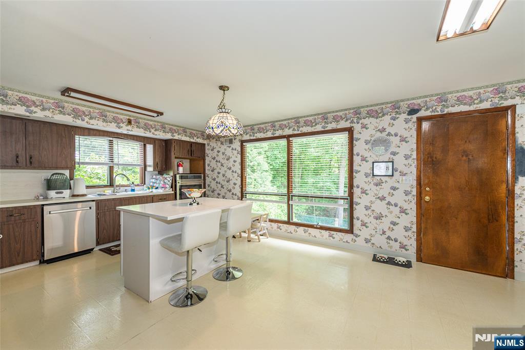 319 Winifred Drive - Photo 2