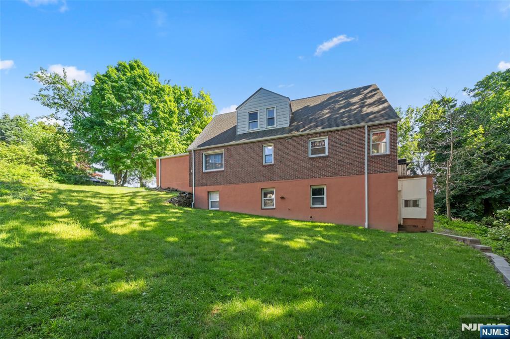 553 Ray Ave, Ridgefield, NJ 07657