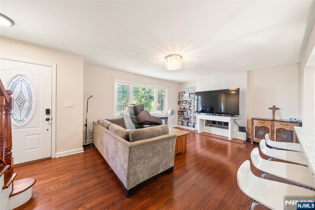 553 Ray Avenue - Photo 4
