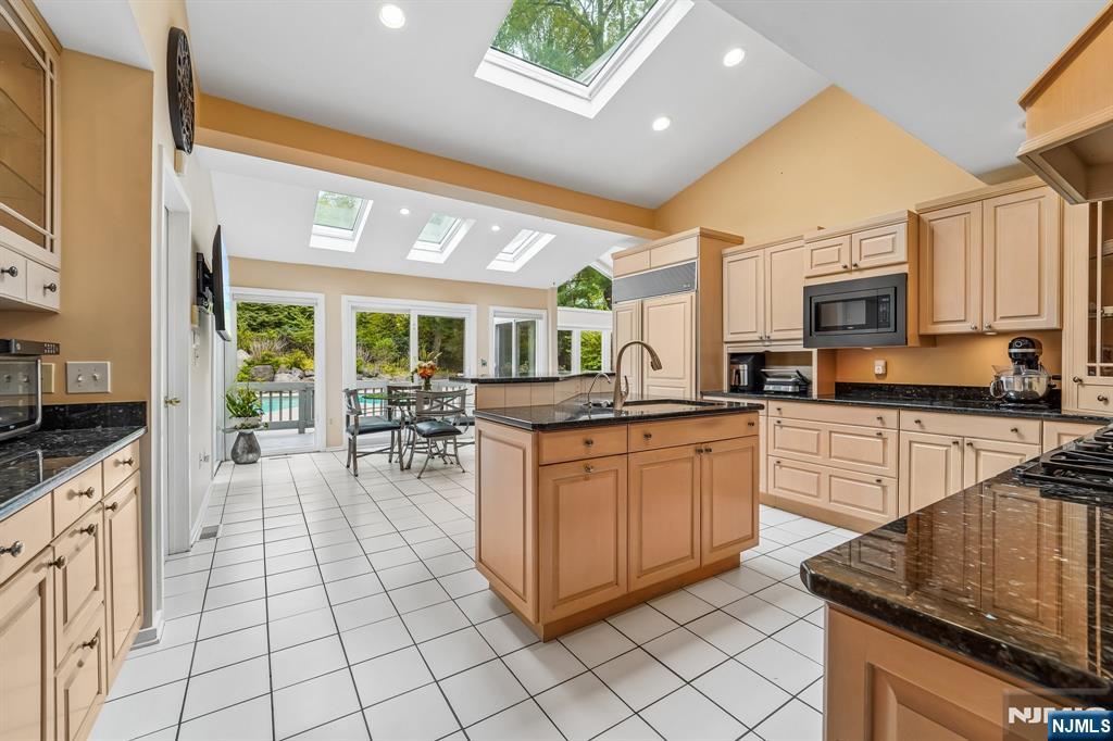 8 Union Hill Road, Denville Township, NJ 07834 Listing Photo  12