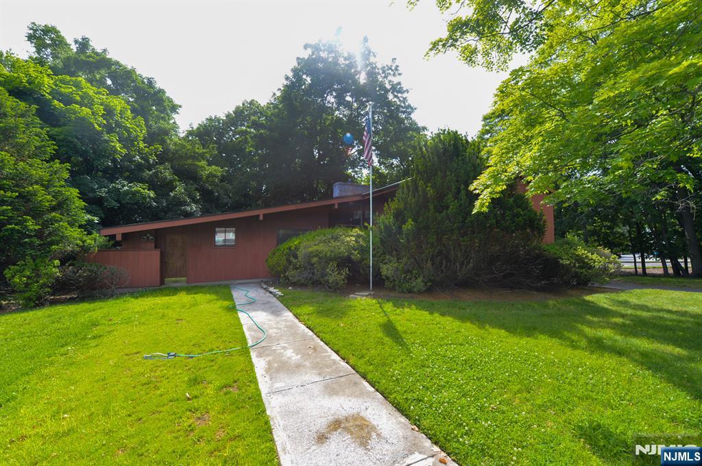 235 Godwin Ave, Wyckoff, NJ 07481