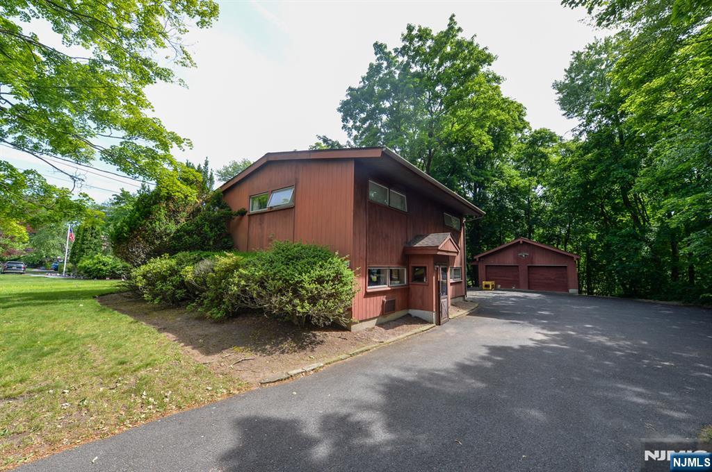 235 Godwin Ave, Wyckoff, NJ 07481