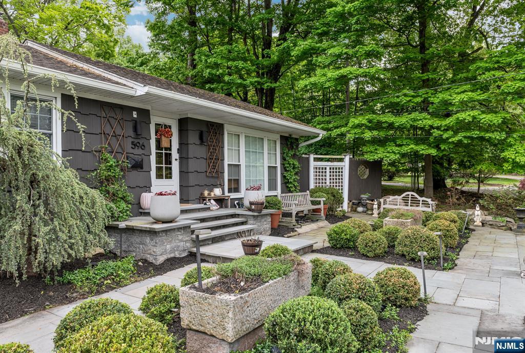 596 Wyckoff Avenue - Photo 3