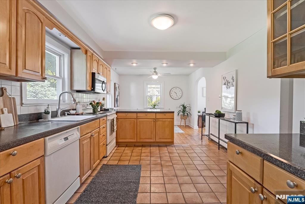 566 Barnett Place, Ridgewood, NJ 07450 Listing Photo  4