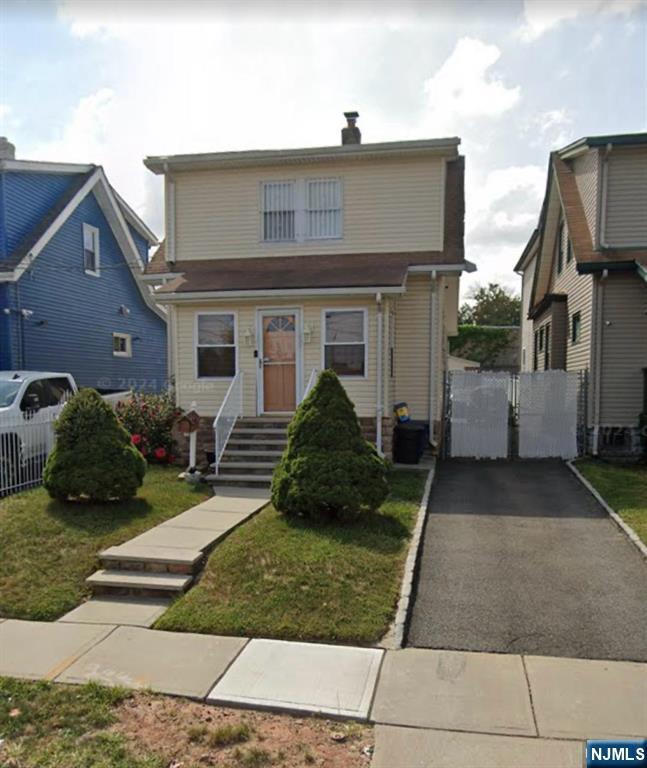 11 Welland Avenue - Photo 1