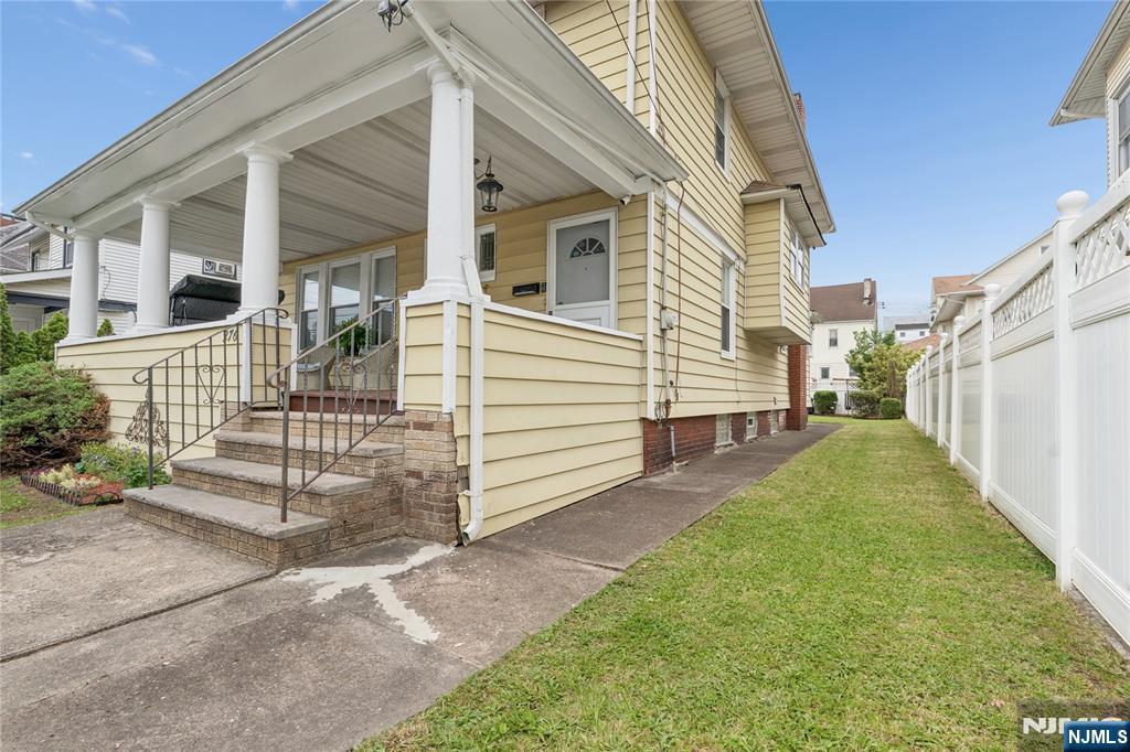 276 32nd Street - Photo 2