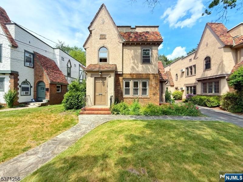 166 Washington Place - Photo 1
