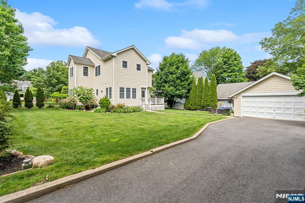 402 Enos Place - Photo 3
