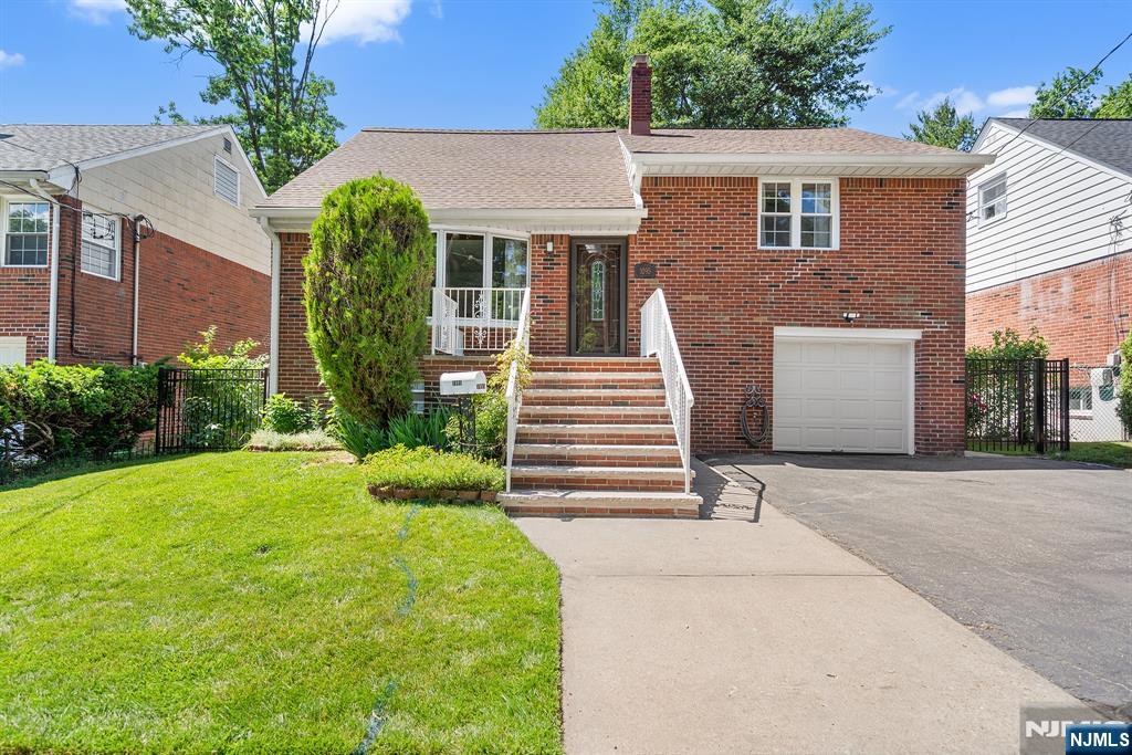 1095 Harvard Place - Photo 1