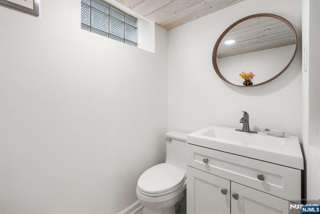 1095 Harvard Place — photo 23