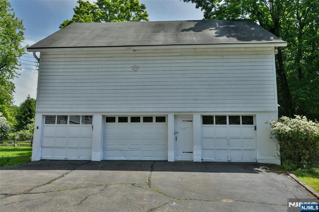 584 W Saddle River Road, Upper Saddle River, NJ 07458 Listing Photo  12