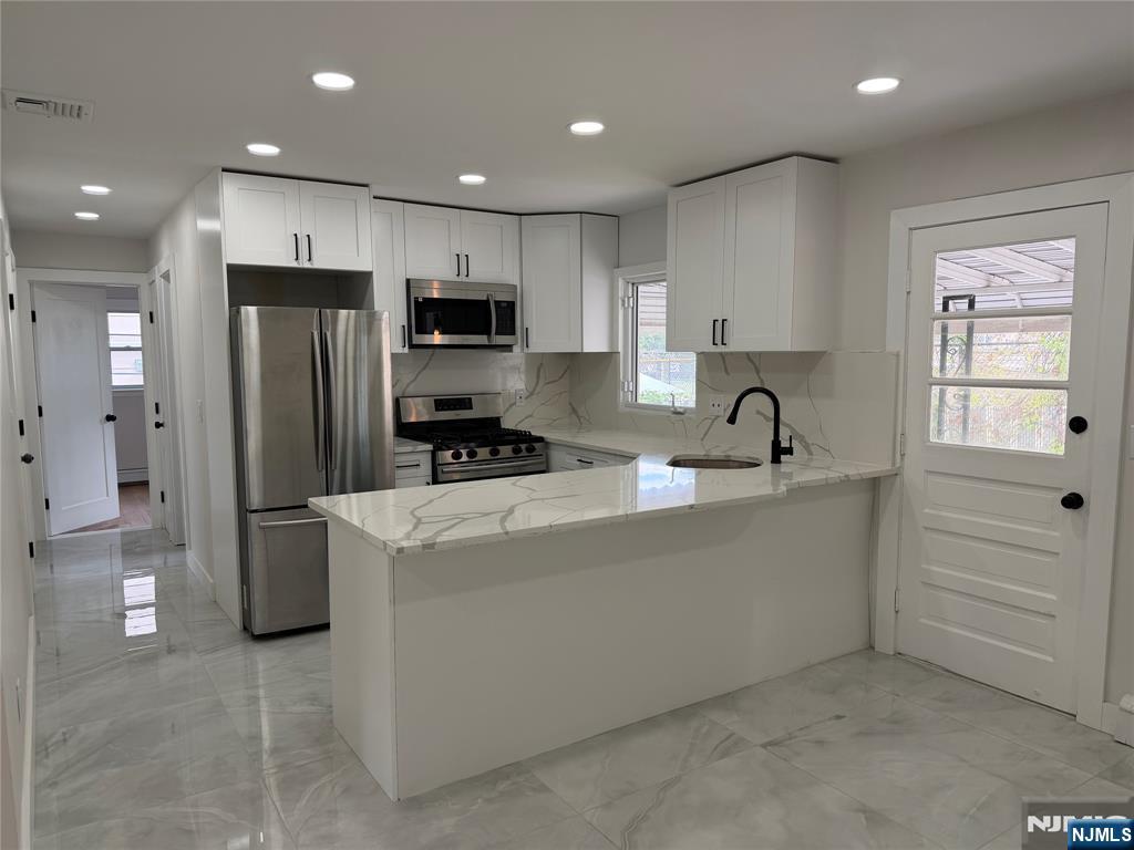 310 Passaic Ave, Carlstadt, NJ 07072