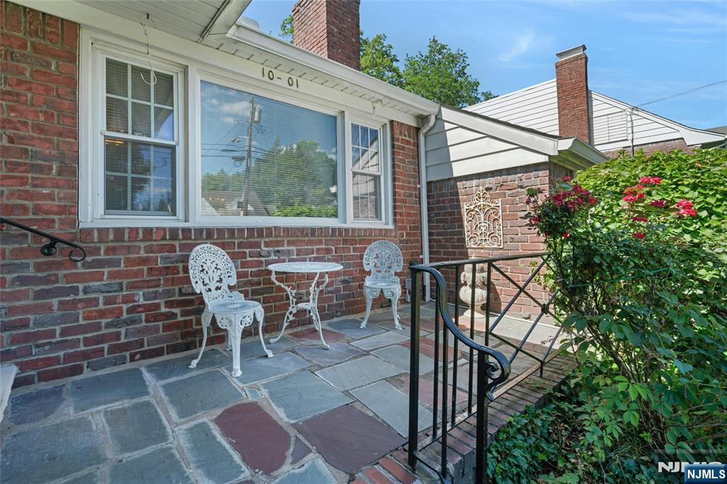 10-01 Plymouth Drive - Photo 2
