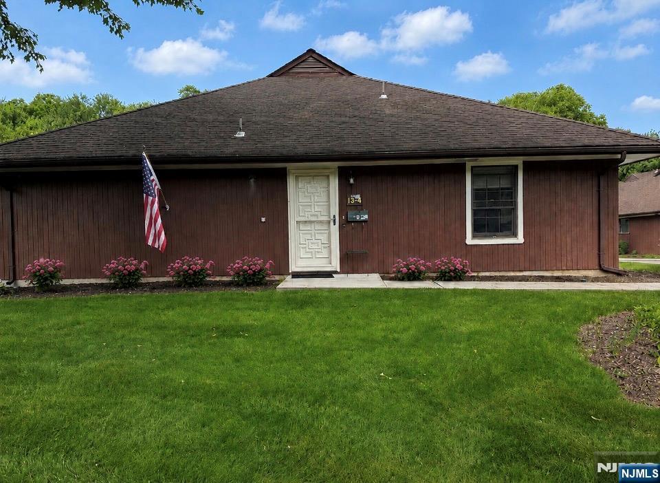 13-4 Tamaron Dr #13-4, Waldwick, NJ 07463