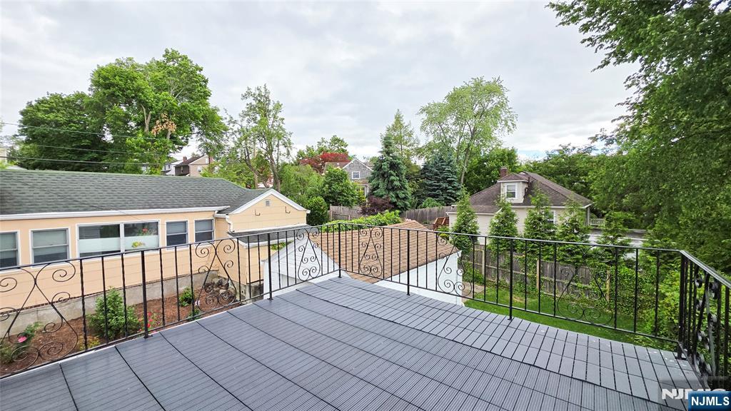 Deck off smaller bedroom