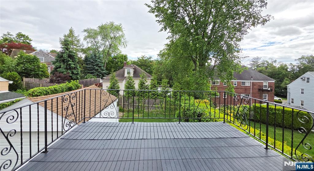 Deck off smaller bedroom