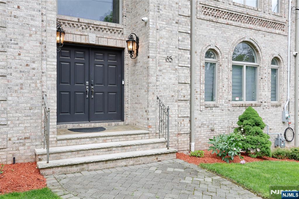 65 Ross Avenue - Photo 2