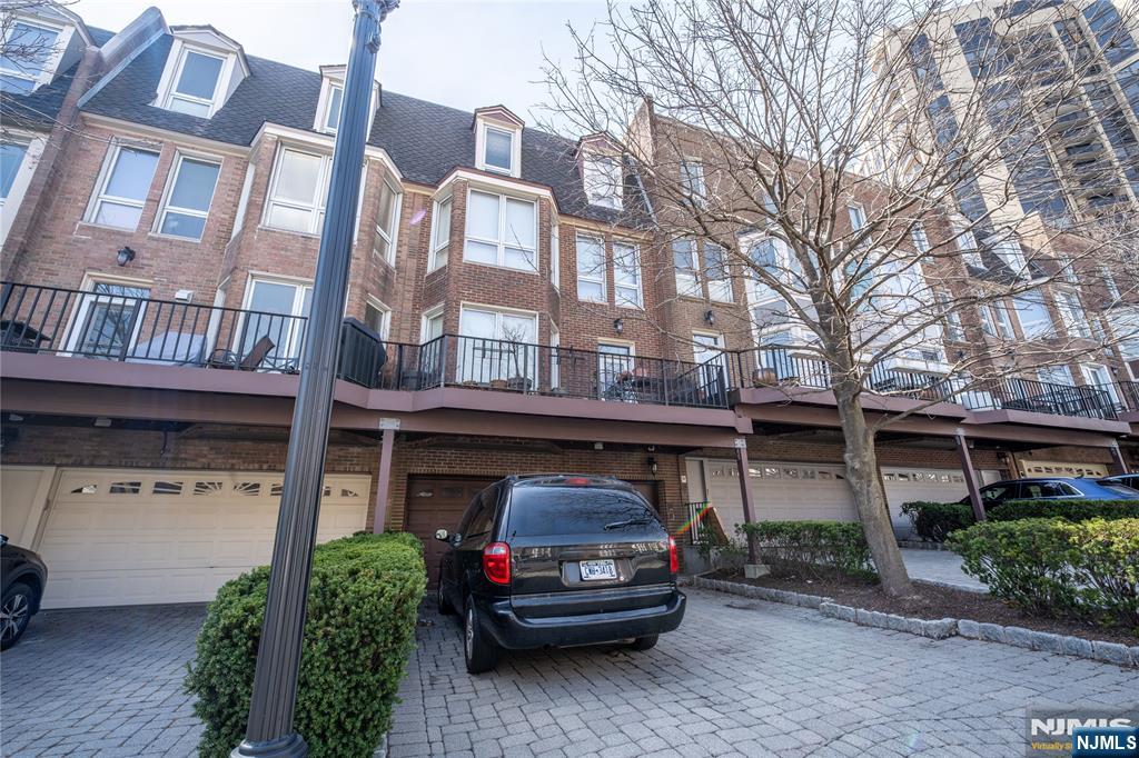 130 Kensington Drive — photo 41