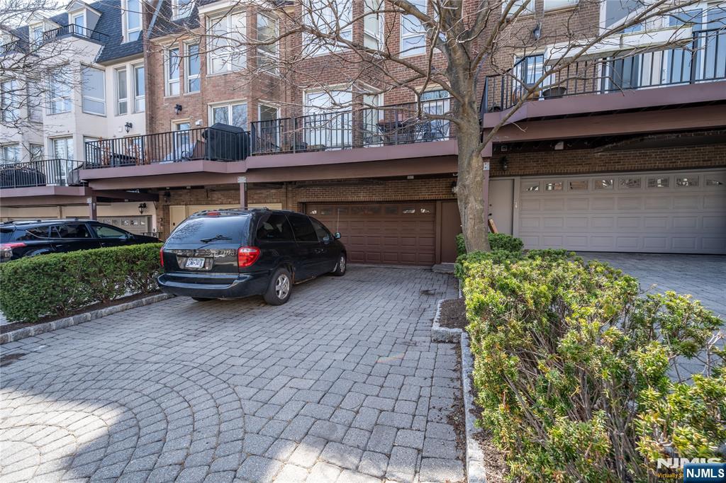 130 Kensington Drive — photo 44