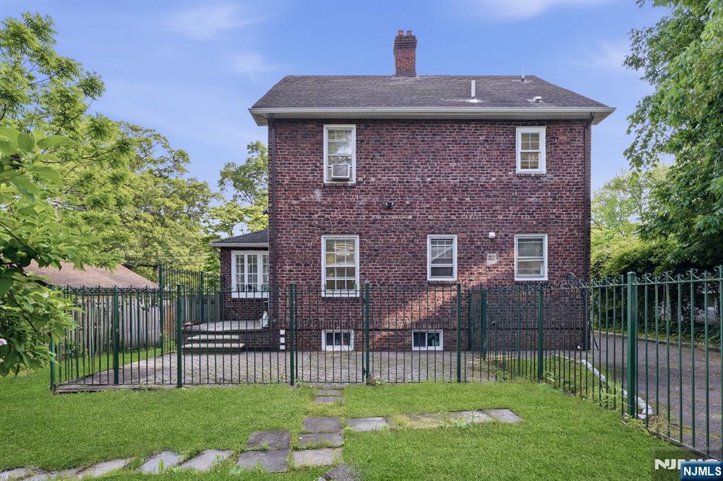 285 Hudson Ave, Englewood, NJ 07631