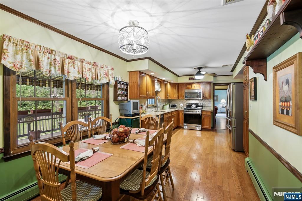 Eat-In Kitchen
