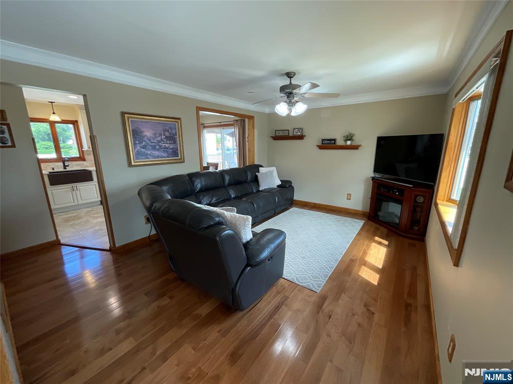321 Thomas Avenue - Photo 5