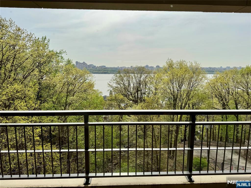 4 Horizon Road, #G-3, Fort Lee, NJ 07024 Listing Photo  3
