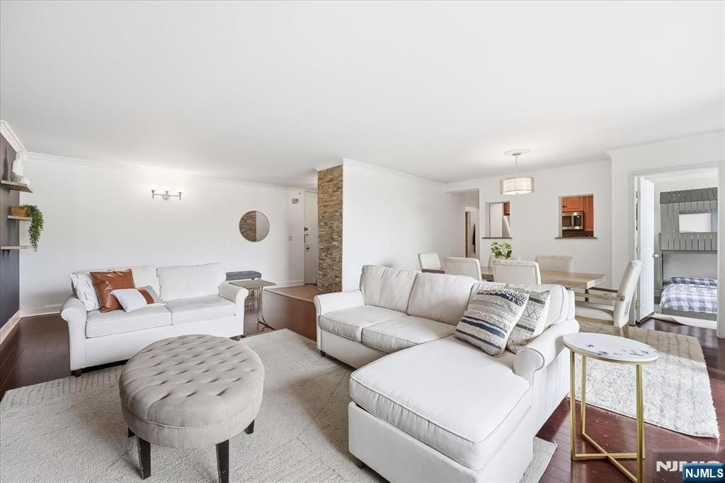 300 Winston Drive L5 - Photo 1