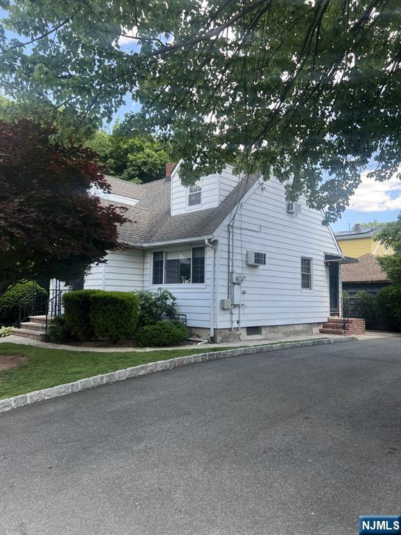 2 Davis Dr, Lodi, NJ 07644