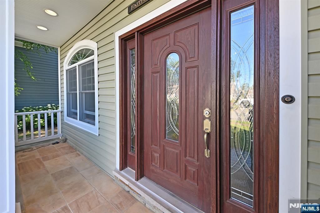 738 Grant Avenue - Photo 2