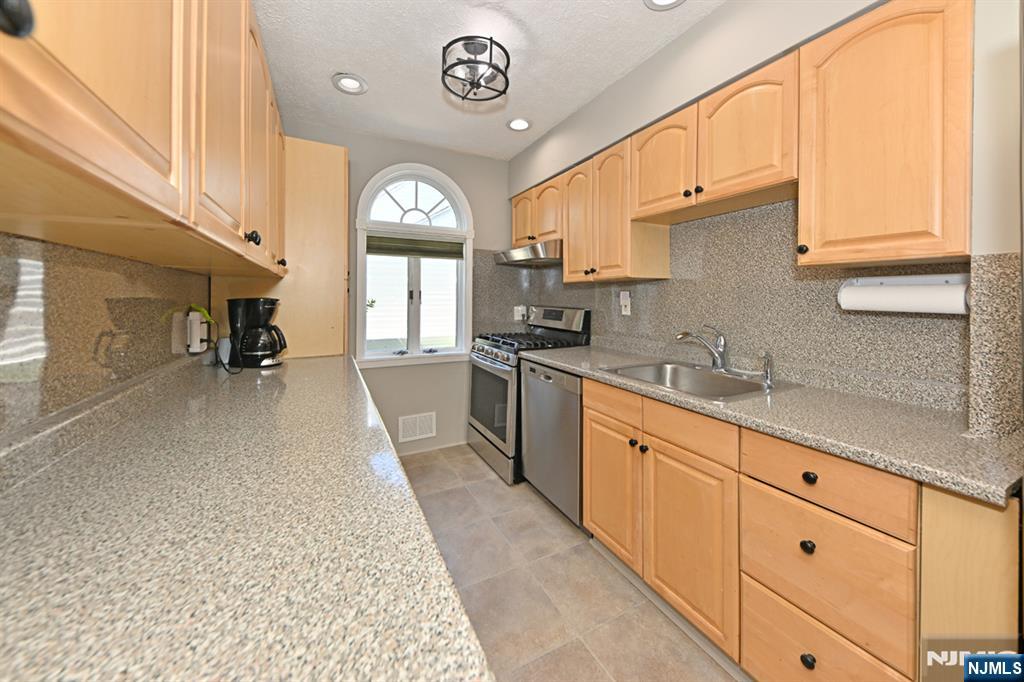 738 Grant Avenue — photo 16