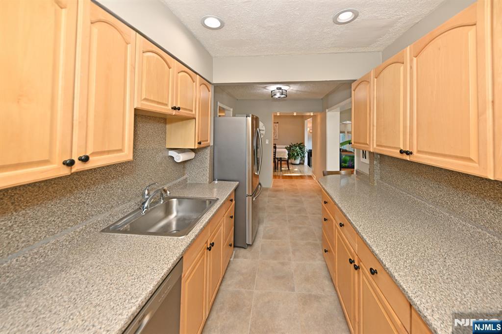 738 Grant Avenue — photo 17