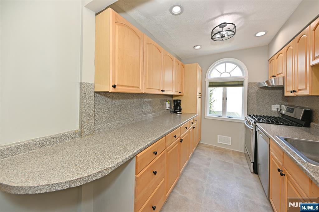 738 Grant Avenue — photo 18