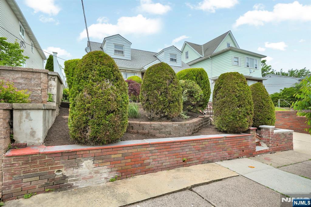 161 Plauderville Avenue - Photo 2