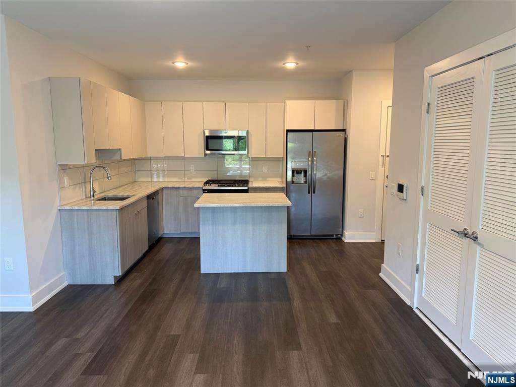 2301 Lemoine Avenue 402 - Photo 2