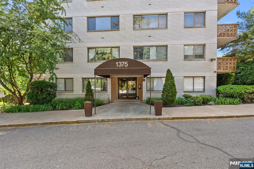 1375 River Rd #1E, Edgewater, NJ 07020