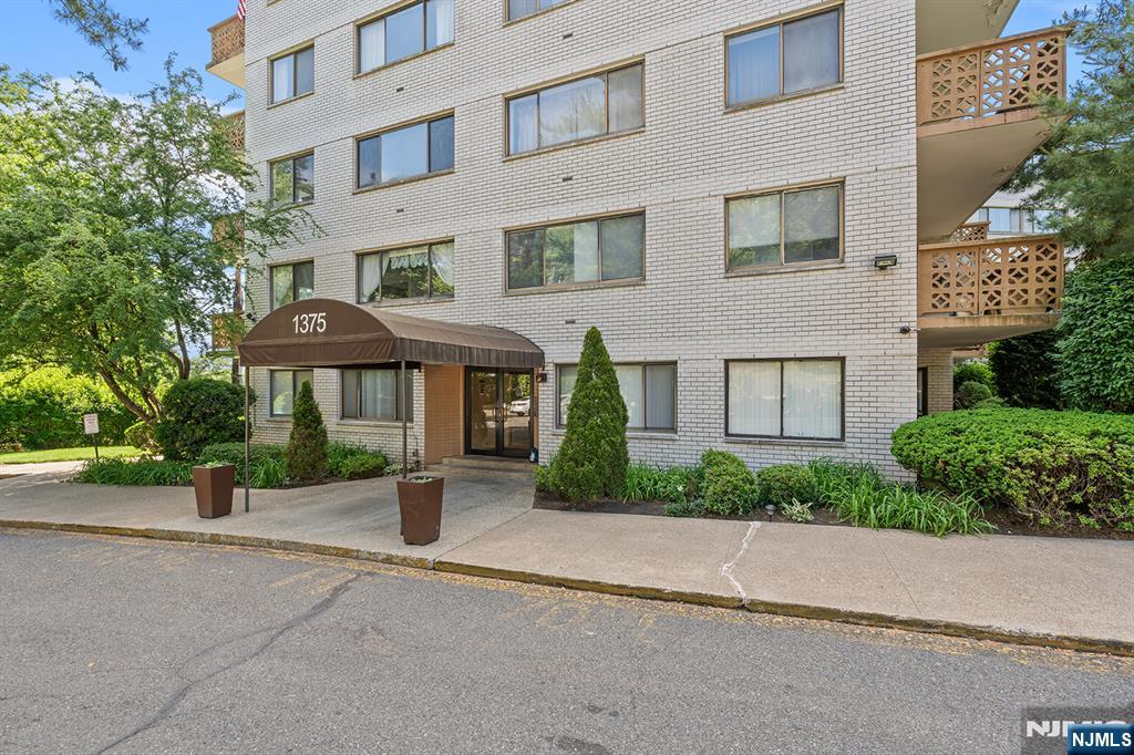 1375 River Rd #1E, Edgewater, NJ 07020