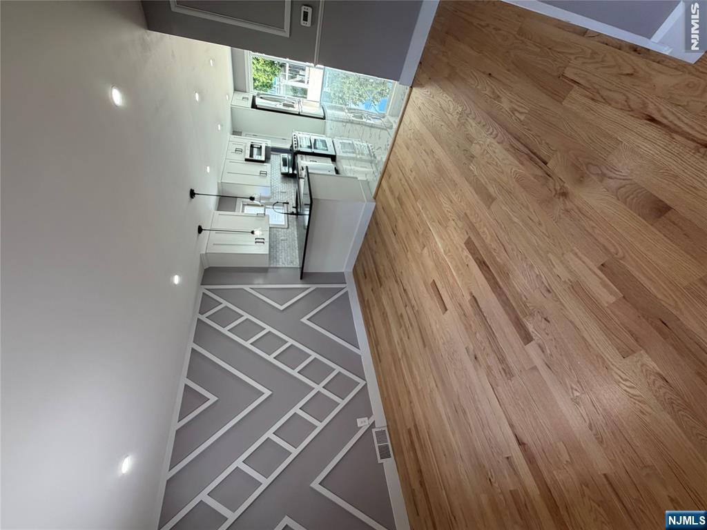 910 Roanoke Avenue - Photo 2