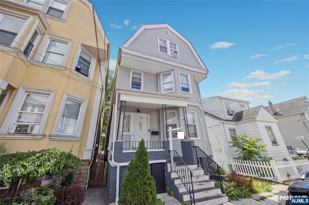 196 Windsor Street - Photo 2