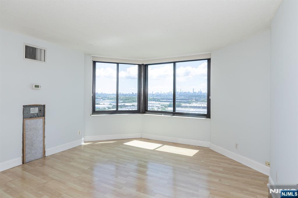 2105 Harmon Cove Tower - Photo 4