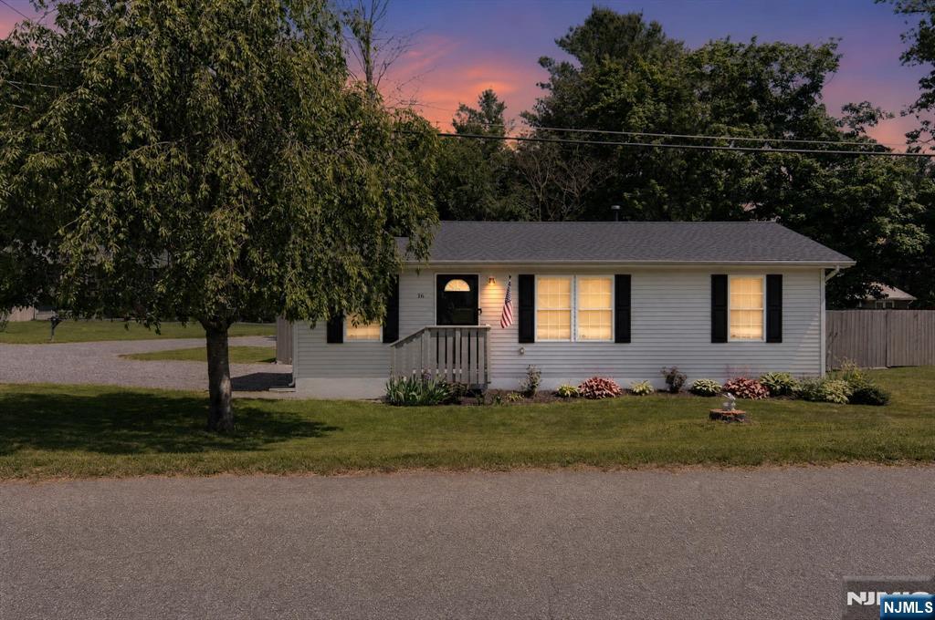 16 Clover Lane - Photo 1