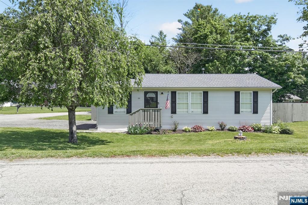 16 Clover Lane - Photo 2