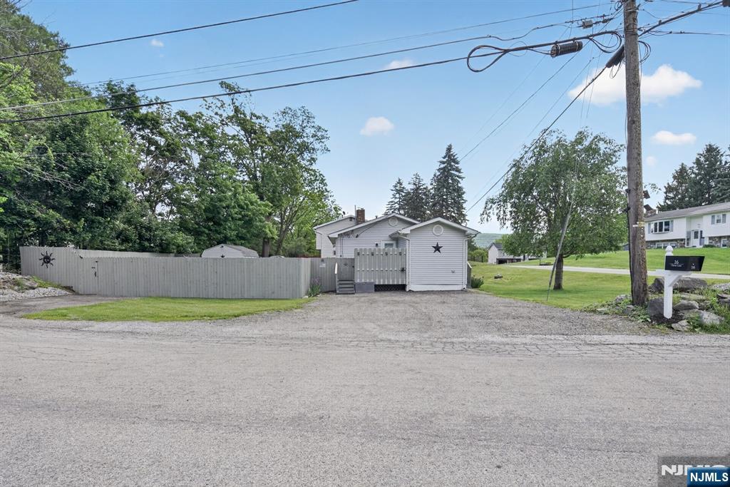 16 Clover Lane - Photo 3