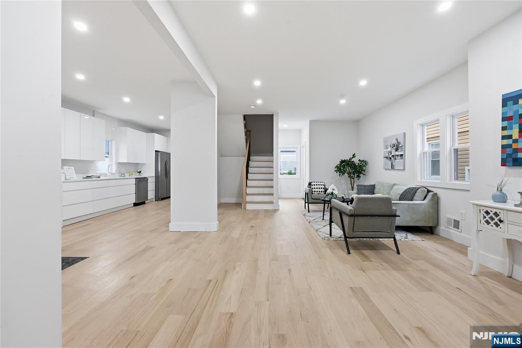 222 30th Street - Photo 2