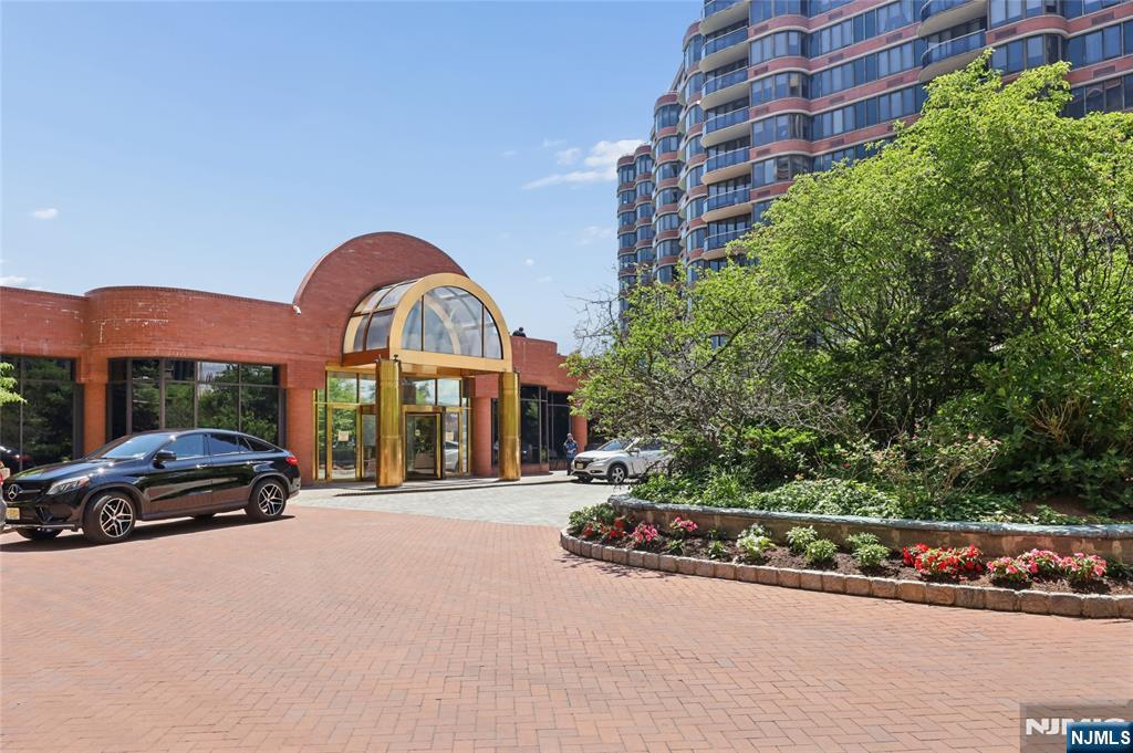 100 Carlyle Dr #5HS, Cliffside Park, NJ 07010