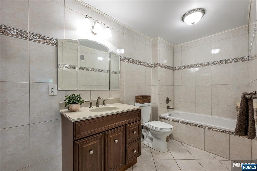 Primary Full Bath with Tub