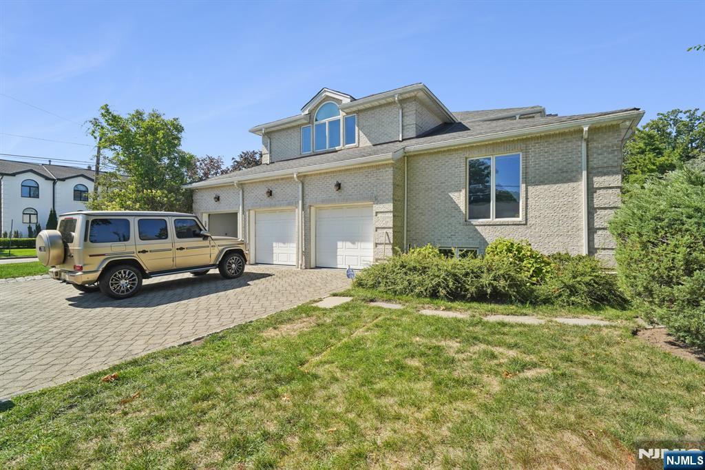 32 Laurie Dr, Englewood Cliffs, NJ 07632