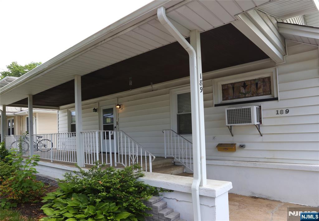189 Hawthorne Avenue 1st flr - Photo 1