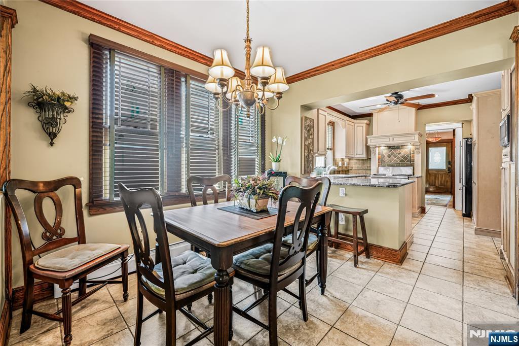 Kitchen Eat-In Area
