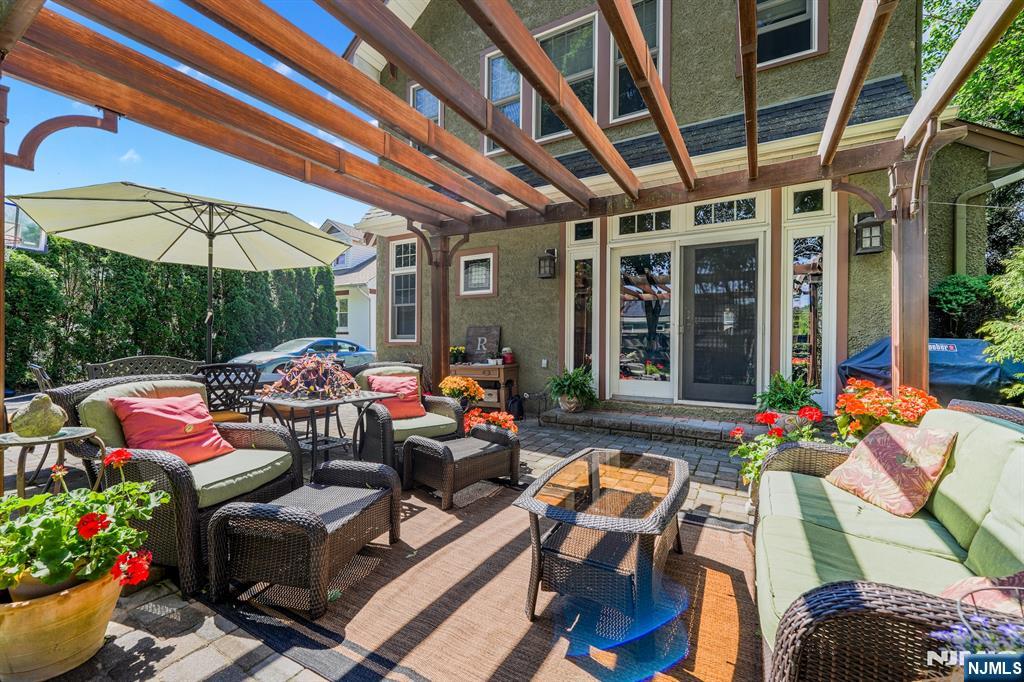 Patio w/Pergola